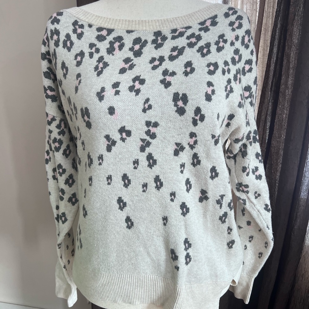 GAP Textured Knit Sweater in Cream and Gray